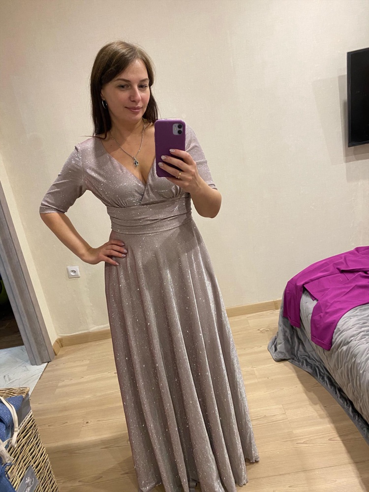 Платье огонь.тяжеловатая ткань,но для платья в пол вполне.Платье сверкает просто невероятно,но блёстки осыпаются))