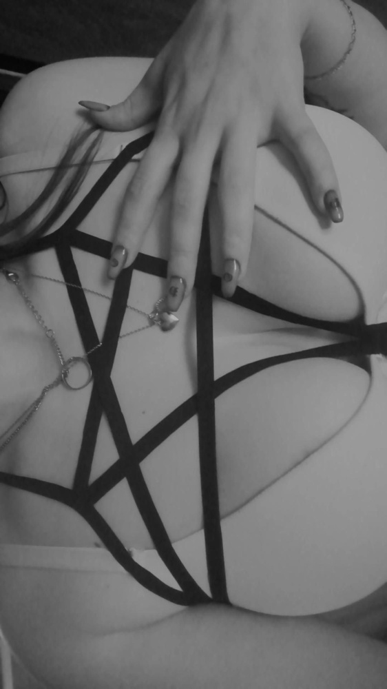 Эротично, тоненькая, очень тянеться, размер единый от 40 до 50,но на мой 48 даже большая, сзади затягивается как бретель лифа, подойдет размера до 54 думаю