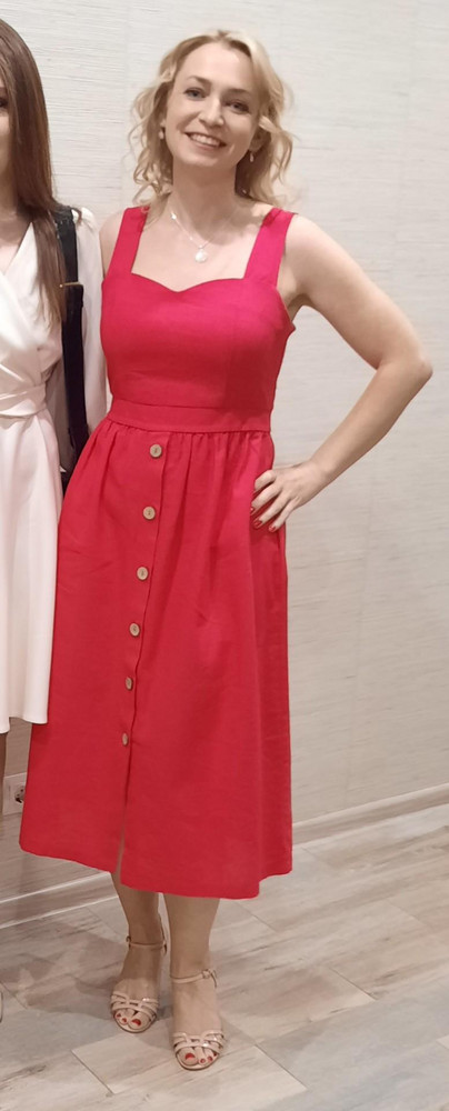 Очень хороший сарафан, в размер. Цвет яркий. Покупкой довольна.