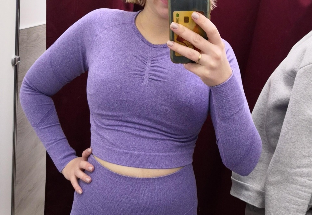 Отлично подошёл, в размер. Качество хорошее, всё ровненько, аккуратные швы. Достаточно плотная ткань, но в нем не жарко.