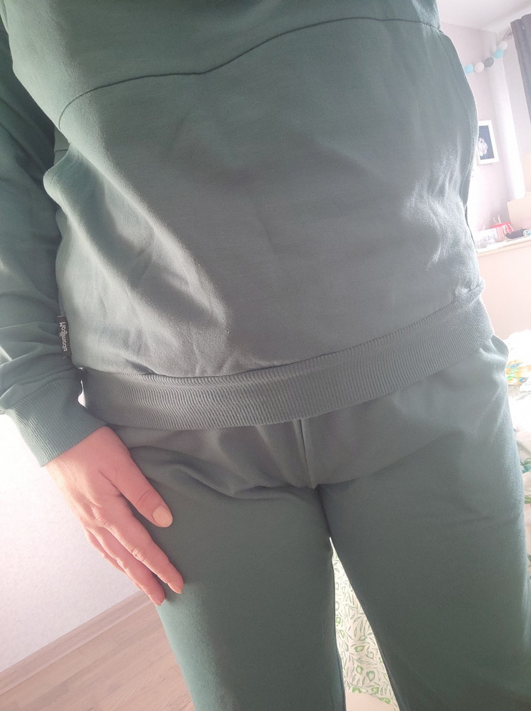 Странно пошиты штаны. На разном уровне высоты( а я попробовала все, мало ли😄)  топорщит карманы и складки. Такое чувство что там слишком много ткани, а в попе норм. На меня не сели. Возврат