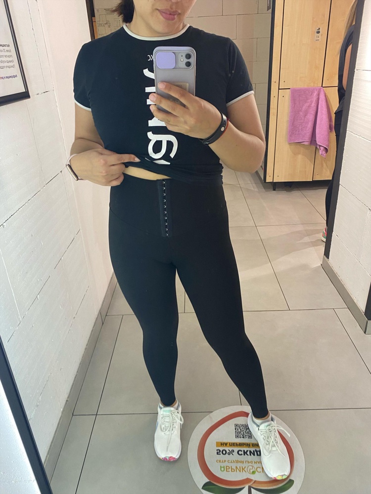 Материал приятный, легкий, тянется хорошо, корсет не жмёт, держит хорошо. В зале заниматься комфортно. Единственное, низ не прошит… Буду переделывать сама)