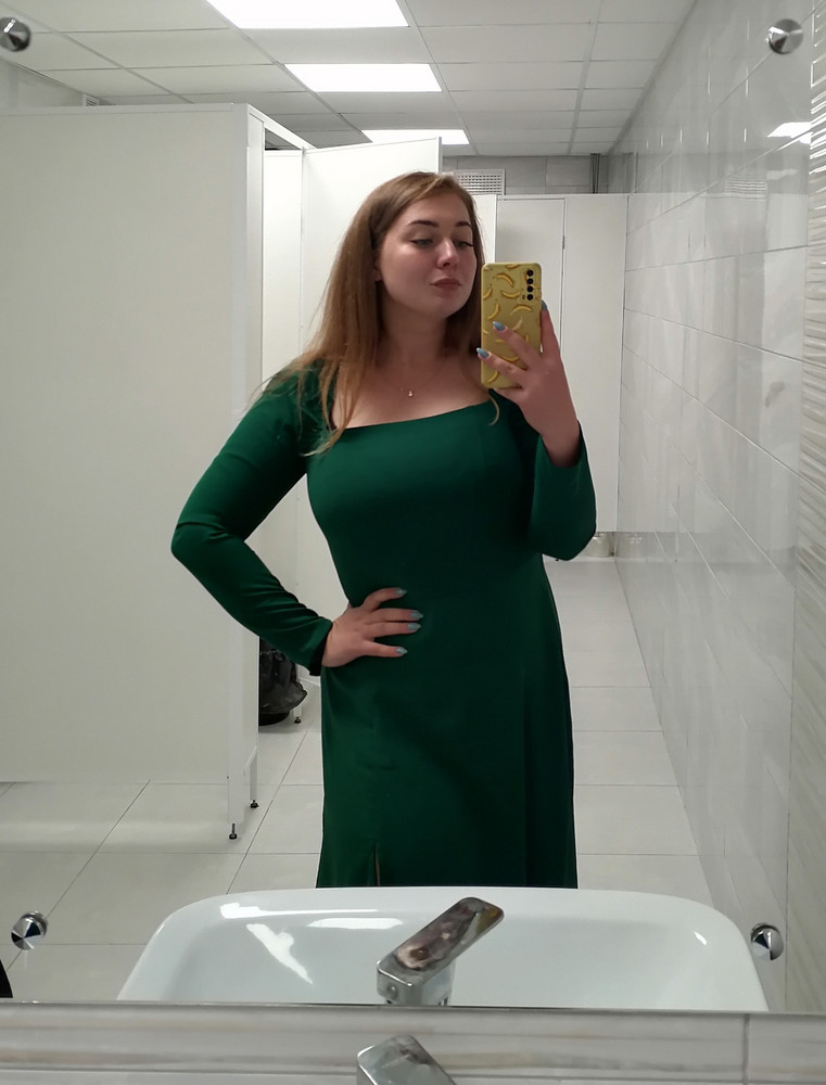 Платье отличное, я в восторге. И в пир, и в мир! Размеру соответствует. На ог - 102, от-75 село идеально