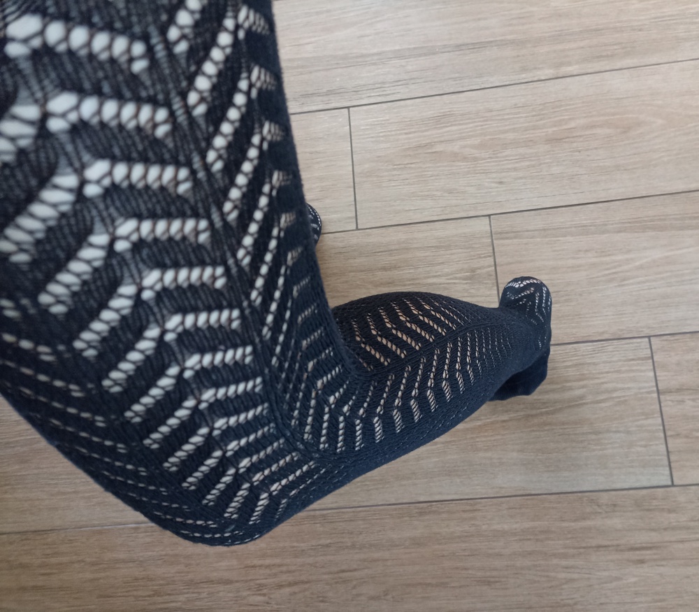 Купила сначало коричневые колготки, под платье. Так они мне понравились. Что через время заказала чёрные. Колготки приятные к телу, в них тепло и уютно, носила даже под брюки, в холод, не скатались. После машинной стирки тоже выглядят прекрасно. Благодарю производителя за качество. 