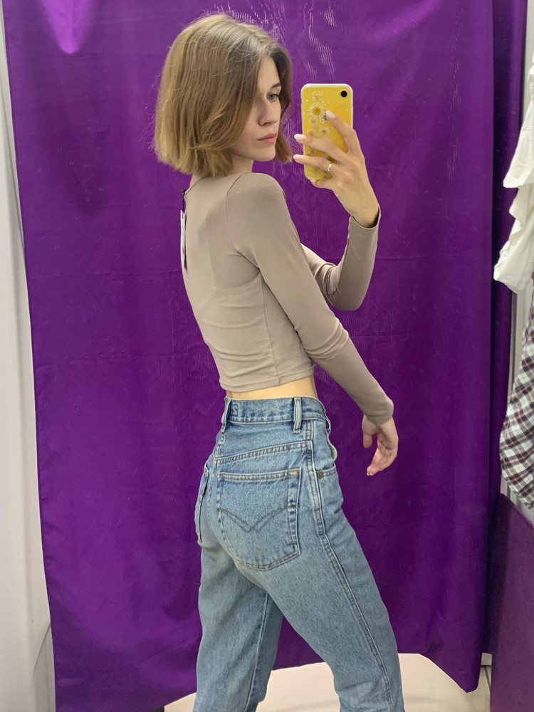 Брала сначала XS, потом S. Рост 177, вес 47. По плечам XS был маловат, но в остальном сидит лучше. S лучше по плечам, но на животе болтается. И самое главное - они почему-то разных оттенков 😒 Рукава длинные и это отлично! Высоким девочкам, в целом, рекомендую. Взяла XS. Но плечи чуть смущают))