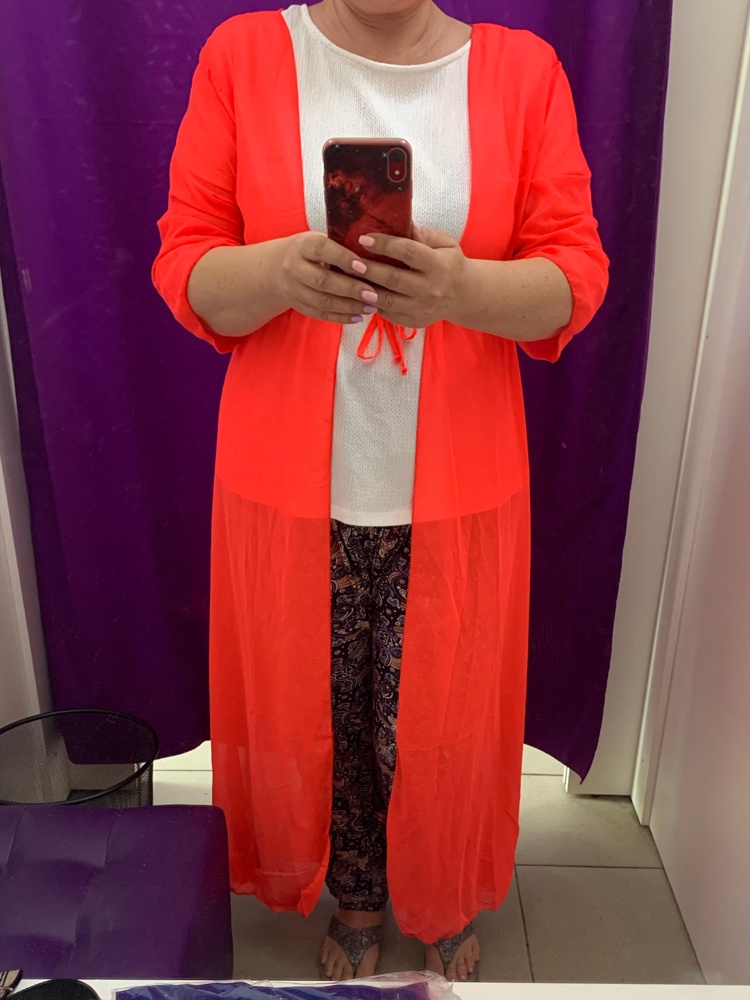 Очень красивый цвет, просто какой то нереальный 😊яркий и сочный!!! На пляже будете точно привлекать внимание, но мне оказалась мала на 50 размер, хочется свободнее. Пошив качественный, ниток и затяжек нет. 