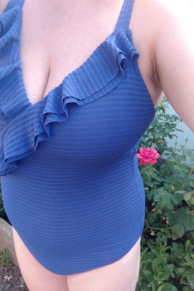 Влюбилась в купальник ещё на картинке💥.На мои  ОГ 107 ОТ 92 ОБ 102 сел просто отлично_ не сковывает движения, ткань приятная на подкладке, цвет синий  🔥 , мой любимый. В реальности цвет немного отличается от фото по насыщенности, но не критично. Первый раз решила выбрать слитный купальник. Перемерила кучу моделей в основном черного цвета, чтобы скрыть погрешности фигуры, но одев этот , остановила свой выбор. Чашки сняла, т.к. во многих моделях они просто некрасиво смотрятся на полную грудь , здесь все прилегает, не сдавливает, не топорщится, нет нареканий к модели. Я очень довольна приобретением и надеюсь на море он меня не подведёт.