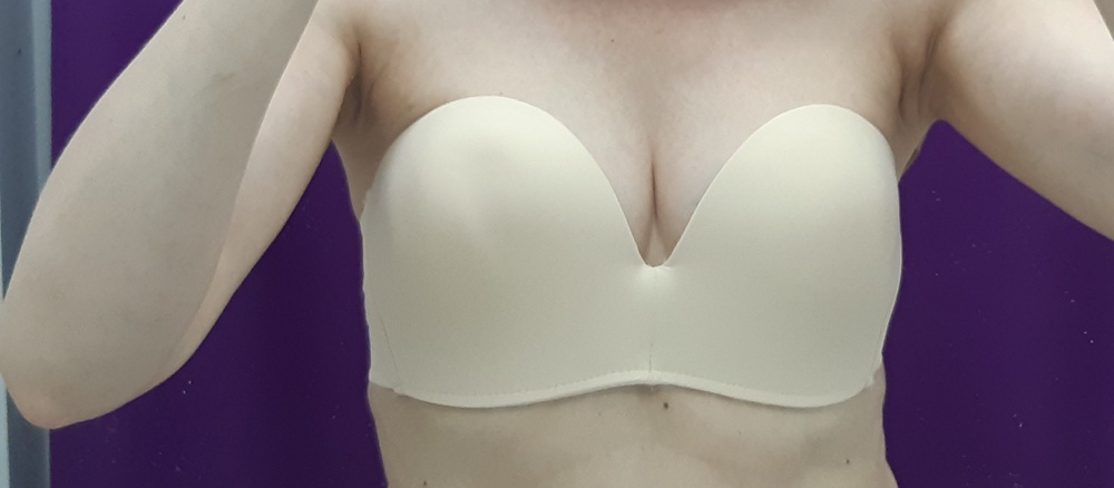 Смотрится не очень. Вообще не понятно, форму не держит. Пришел бракованый, поролон деформирован на чашке.