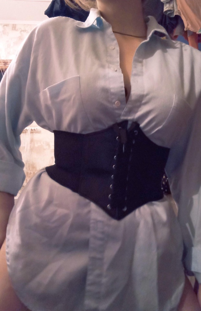 Подошло идеально к моему 46 размеру, не смотря на то что у меня большая разница с бедрами.  Прекрасно подчеркивает талию.  Сильно не сдавливает, легко можно регулировать с помощью шнурков. Я осталась довольна.