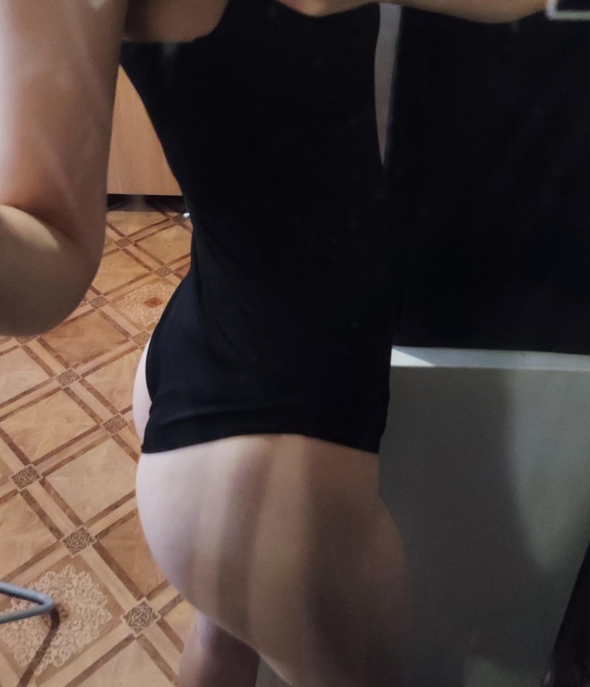 Всём привет, боди неплохой, но на мой рост 176 оказался туговат. До 170, думаю, самое то. Ткань и плотная в меру и тянется, грудь немного фиксирует, что хорошо. Чашки сразу выпали, когда взяла боди в руки, они просто вкладываются, можно вложить свои или вшить. В подарок была маска, спасибо. Продавцу советую добавлять больше реальных фото, тогда будет меньше неразберихи. Всем удачных покупок и продаж.