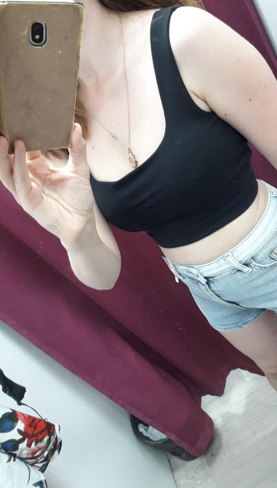 Уже заказывала такой в розовом оттенке, очень понравился. Теперь вот чёрный. Качество хорошее, грудь держит. Изредка сьезжают вкладки, но это не критично.