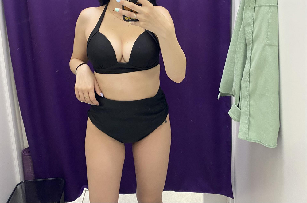 Лиф классный, интересный фасон и грудь смотрится красиво, но трусы разочаровали, как от бабушкиного купальника эти сборки по бокам( добавляют объема к бёдрам