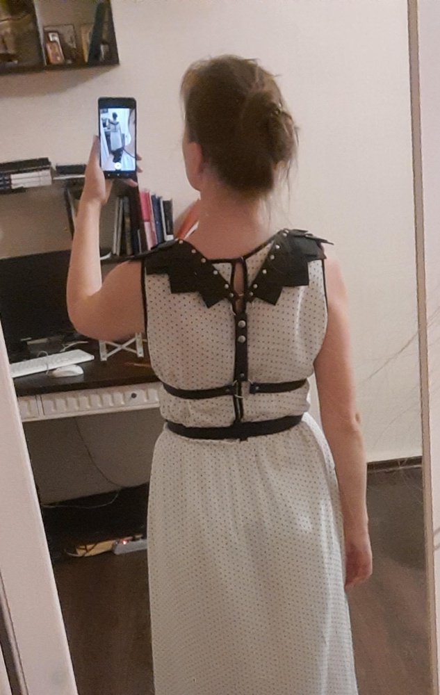 Хорошая портупея, мне понравилась. У меня не сыплется, не пачкает, кожа натуральная. Талия у меня 74 см, размер изделия S-M