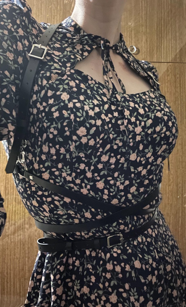 Портупея отличная, быстро разобралась как ее надевать, выглядит годно, все ремешки застёжки целые и рабочие. Посмотрим, как поведёт себя в носке :)