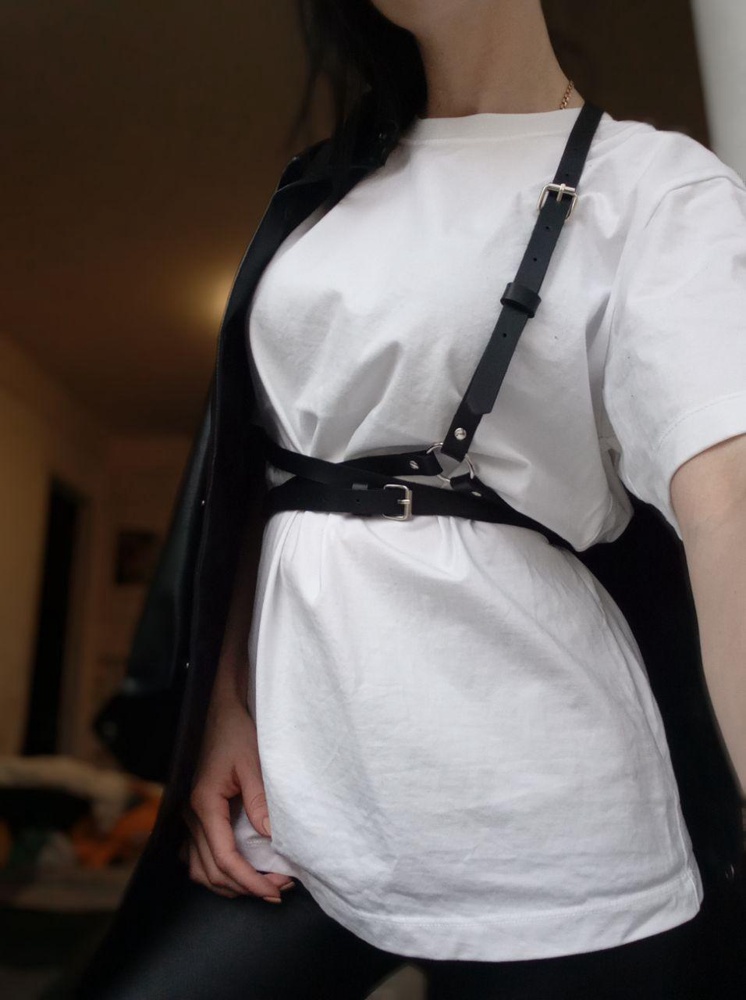 Очень классная, качественная вещь. Покупкой довольна, стильно, эффективно и следов не оставляет! Советую, спасибо)