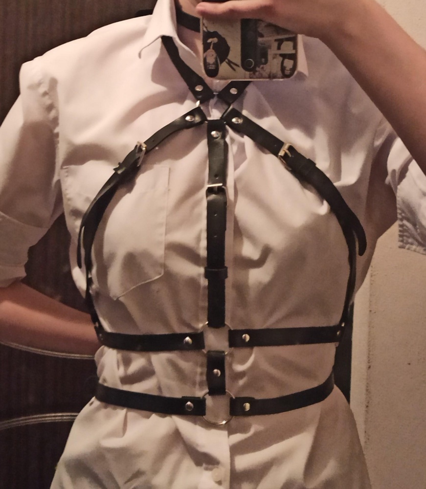 еле разобралась, как его куда застегивать) выглядит, конечно, суперски, единственная проблема - нижние два ремня рассчитаны будто на то, что талия у меня раза в три шире должна быть.... придется делать свои дырки. одну звезду сняла за этот нюанс, плюс первый раз когда заказывала портупею, она пришла бракованной :( ремешки были перепутаны местами, поэтому было невозможно застегнуть ее. пришлось ту возвращать и заказывать новую. неприятненько было.