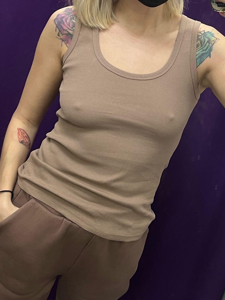 Майка хорошая, такую и искала, но маломерит и цвет в реале более кофейный