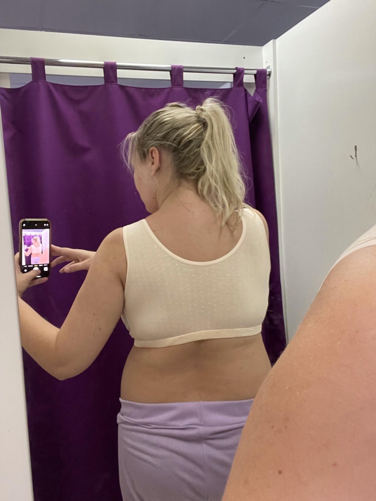 На фото ткань лифа выглядет плотнее. На самом деле тоненькая - для лета хорошо, не жарко. Широкая спинка очень радует, нигде не давит. Простой приятный лиф, взяла