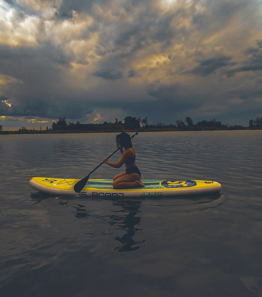 Купальник пушка, сидит идеально
Ткань приятная к телу. 
Но лямки от верха довольно велики, даже на самой маленькой.
Если спокойно, купаться, а  не"разбежавшись,прыгнуть со скалы" ничего не слетает) 
На свой размер 42-44 взяла 40(смотрите по таблице) 