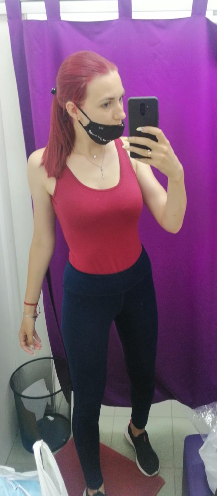 Действительно маломерит, но в груди. Мои параметры ОГ90см ОТ67 ОБ92, в груди М в натяг, а вот в талии свободно, но оставила.. Уж очень хотела такой цвет, но он не бордо, а между малиновым и бордо