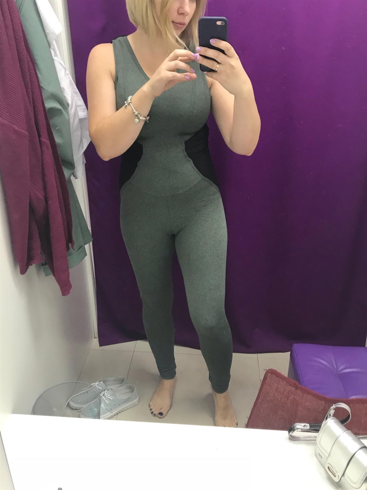 Невероятно приятная ткань. Ростовка большая, на мои 165 есть запас, но распределилась ткань. Удобные на плечах застежки. Удобно одеть. Белье вниз подойдёт стандартное. Те лямки на спине и на плечах не видны будут. ( мне без белья не одеть, поддержка для груди нужна дополнительная). Цена кусается даже со скидкой, но покупкой очень довольна. 