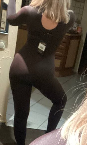 Отличный комбинезон, комфортный, хорошо сидит. Очень приятный на ощупь, ткань отлично тянется. Качество огонь, очень довольна!)