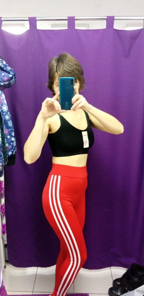 Хороший топ, немного торчащих ниток, очень удобный, немного плющит на мою небольшую грудь, со вставкой солиднее выглядит конечно. Но приехала домой, померила ещё, прокалывает кожу, спандекс всё же, жаль. Вроде кожа у меня не чувствительная, странно.