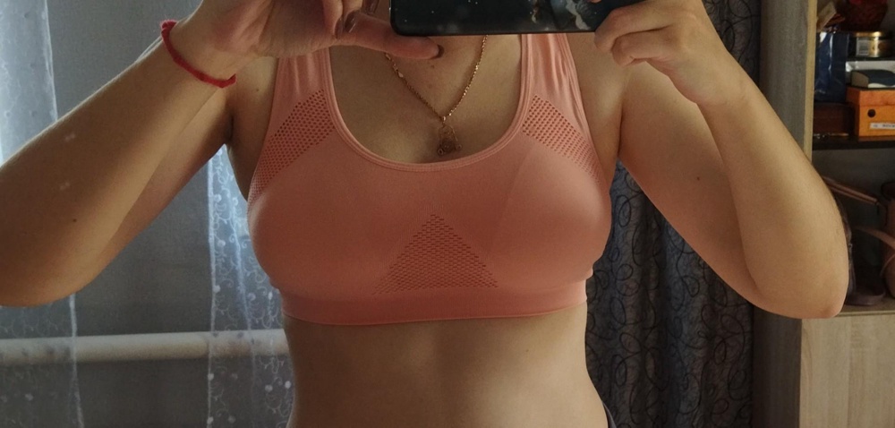 Брала на размер меньше, чем ношу одежду. Пришёл вовремя. На вид показался узким, хотя сел хорошо. Подкладки пришлось поправлять. Лямки впору. Брала для занятий спортом, ещё в деле не пробовала. 
Заказывала персиковый, на мой взгляд пришёл розовый.