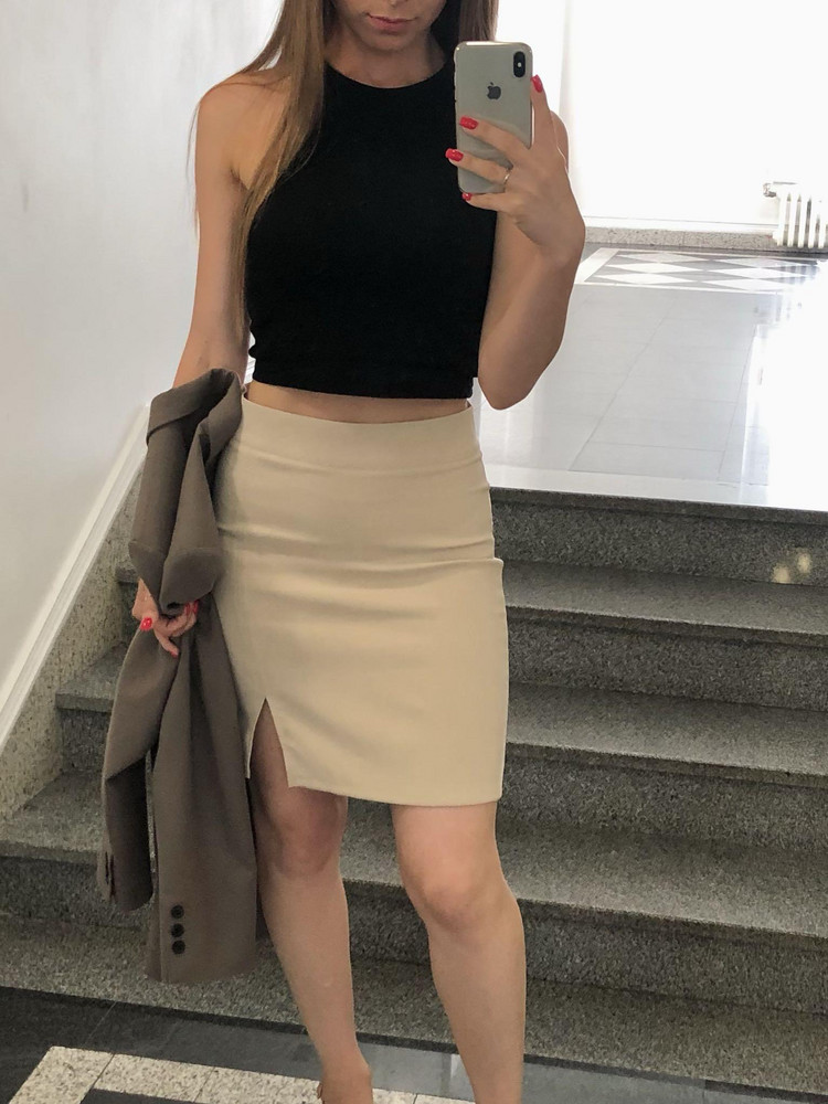 Хорошая юбочка. Материал тонкий, по-этому на лето в самый раз. Брала M и L на выбор. Лучше сел L. M тоже ок, но тогда надевать надо выше, а это коротко и оооочень сильно обтягивает. Я так не люблю. L села свободно. Движения не сковывает, так как тянется хорошо. Почти не просвечивает, если брать меньше, то просвечивать будет. В любом случае под такие вещи только телесного цвета бесшовное белье. Молния исправна, строчки ровные. 