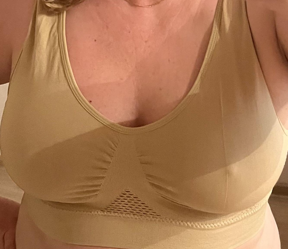 Качество пошива хорошее, чашечки маловаты, ползают. Без чашек соски торчат. Грудь не поднимет, поддерживает слабо. Надо мерить. 