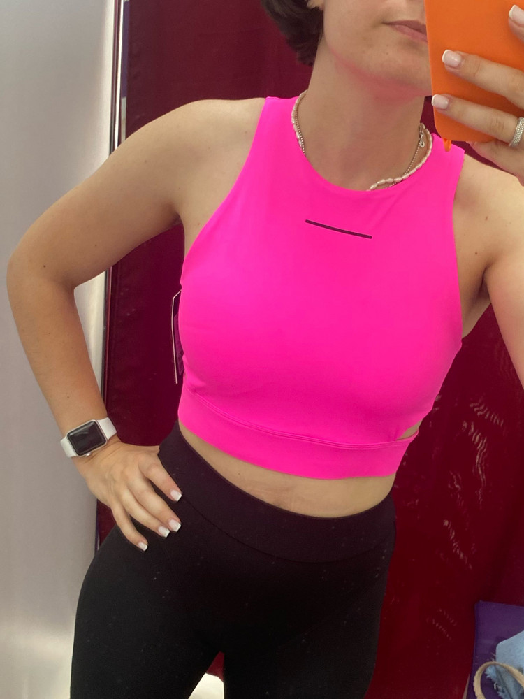 Замечательный топ! Очень плотно держит грудь, она не прыгает совсем, самое то для бега. Чешечки свободно двигаются, что позволяет их поставить как нужно. Спасибо за товар :)