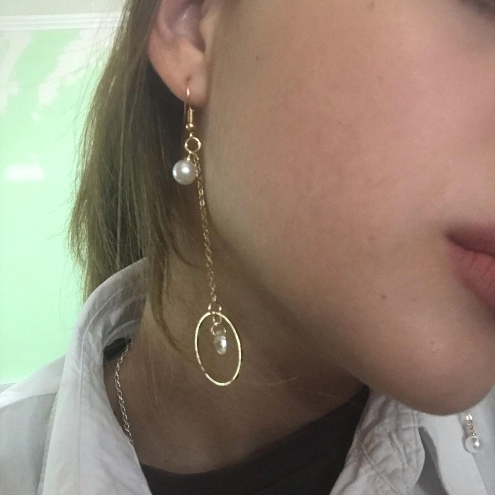 Сами по себе серёжки очень красивые,сразу понравились. Они легкие и удобные,но бабочки отвалились в первые же минуты,очень обидно🥺