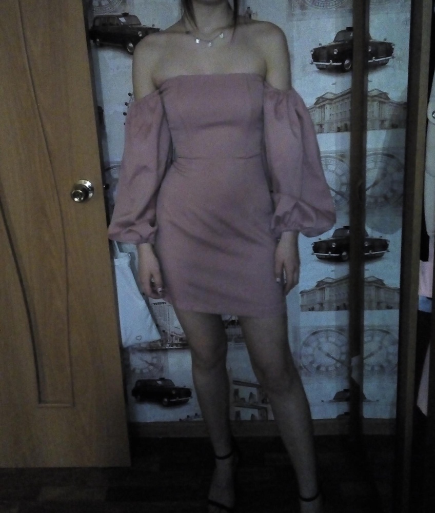 Платье красивое.