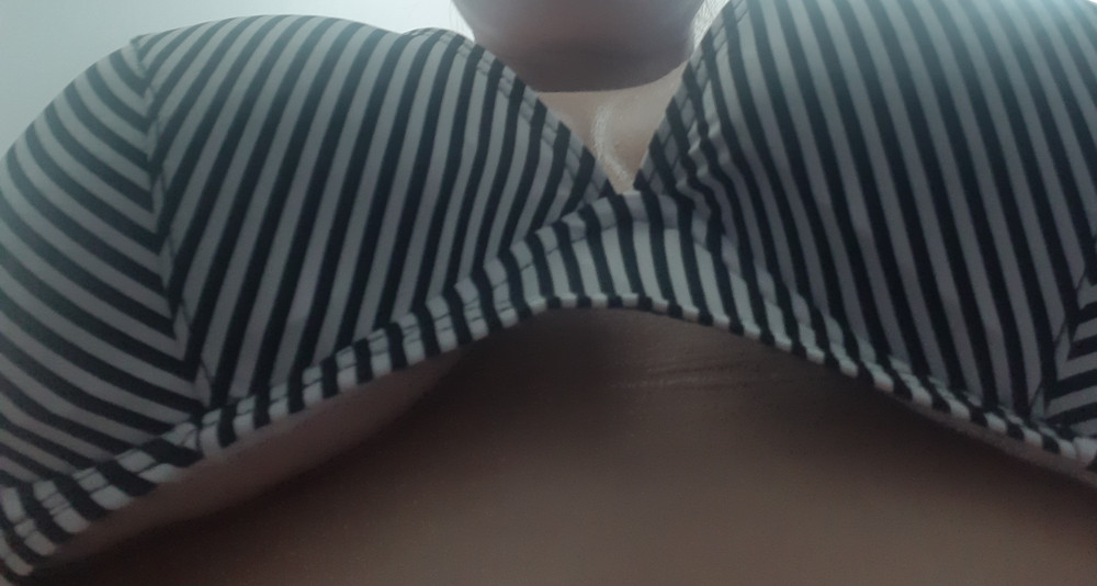 Какое-то недоразумение, а не купальник. Плавки маломерят, а бюстгалтера как на слона с кучей паралона. Косточки сделаны так, что не прилегает к телу. Торчат и вылезают все время белые подкладки в лифе. 2 звезды ставлю за задумку, трусы с лифом нелепые и словно из разных размеров.  