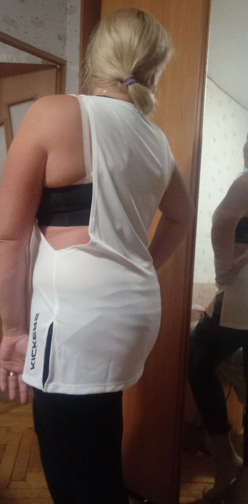 Отличная майка, даже белый цвет-стройнит! 
Претензии к упаковке:майку явно мерили  и, спасибо, что не запачкали, кое-как скомкали и сунули в пакет. Неужели кому-то приятно получать новую вещь, для "новой жизни"  в скомканом виде?! Так можно и демотивировать человека спортом заниматься!