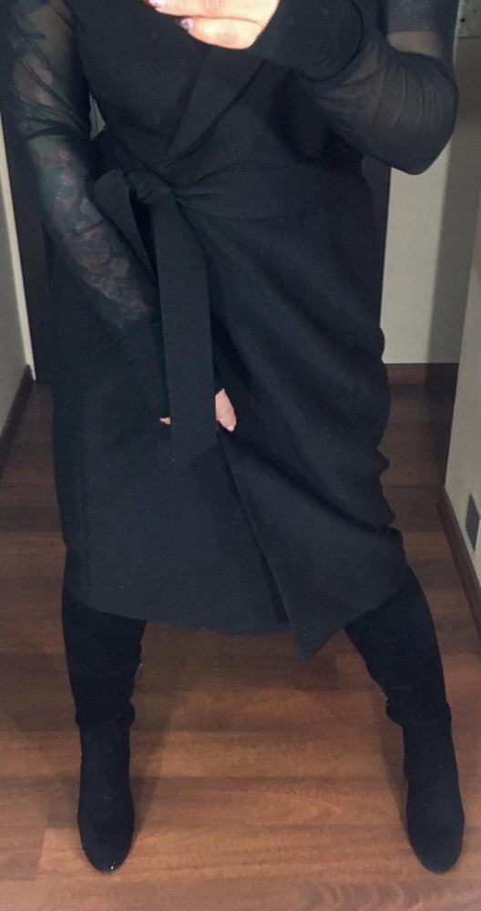 Платье перешила в жилет(т.е просто отрезала рукава-мне не очень понравилась ткань ).В остальном все замечательно :размер,фасон ,длина ,запах-при ходьбе все прилично !!!Спасибо!!!На рост 170 -то что надо ...