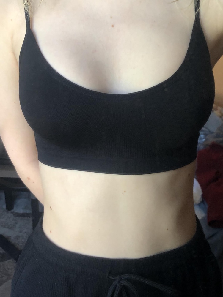 Когда только увидела топ подумала детский , уж очень маленький. Но одела и как раз оказался. Прям в притык. У меня талия узкая, по этому мне подошёл. У меня ог 80см и опг 70. Если у вас хотя бы на пару см больше, то обязательно берите на размер больше, потому что будет некомфортно. Просто поверьте мне😄 по качеству классный. Ещё один закажу на размер побольше все таки. Этот прям малюсенький, лучше по свободней, наверно 