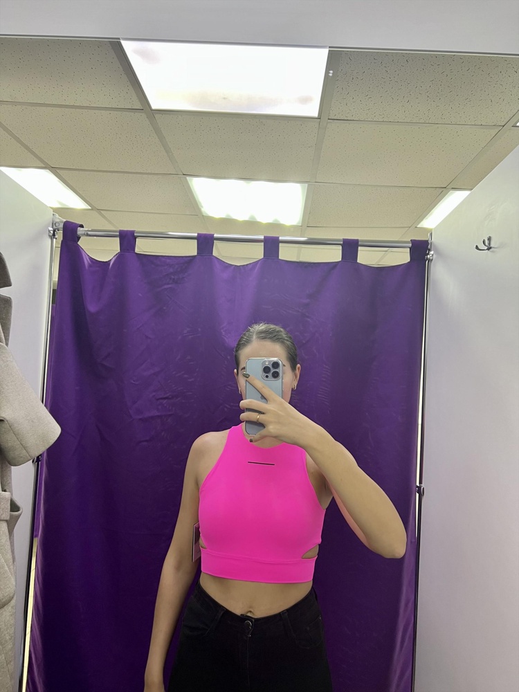 Топ - супер! На свой обычный S (86-67-93), в итоге взяла M. Рост 170 см. Сначала заказала в размере S два цвета на выбор. Мне больше розовый понравился. S сидел неплохо, но из боковых отверстий торчала кожа (как жир), было некомфортно. А в размере М все встало на свои места. Приятно, что особо не заметно следов пота во время интенсивной тренировки. •••••• Фото: из примерочной - размер S, из дома - М. 