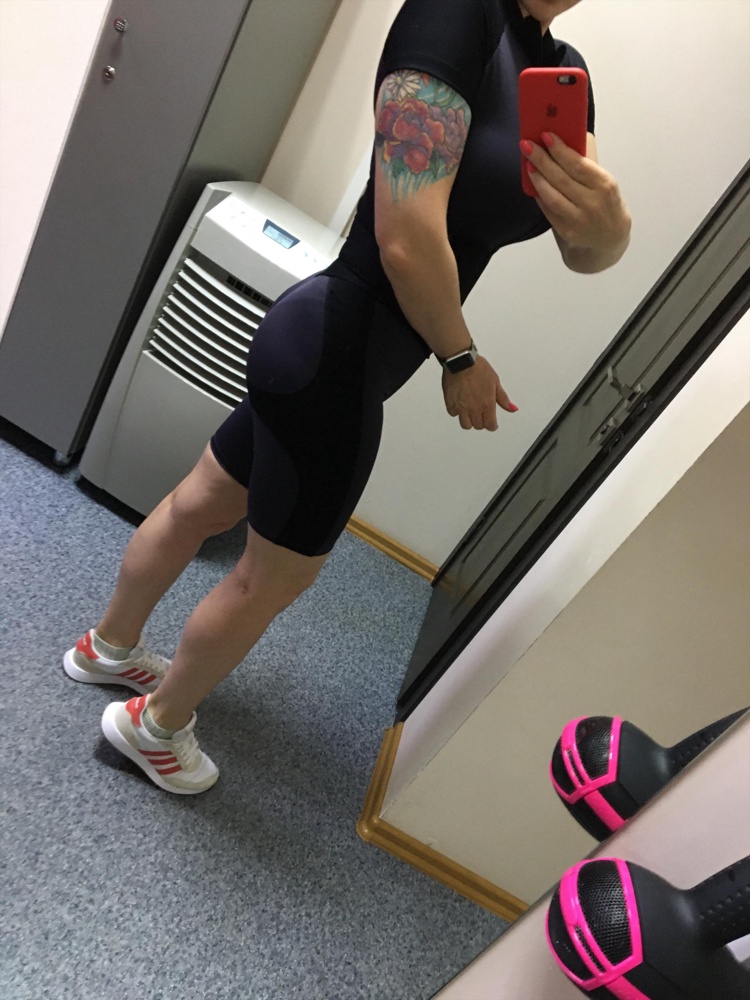 Оценку снизила за не соответствие цвета . Если это серый меланж то я единорог . Ластовицы нет . Не просвечивает . S отлично подошла на 93-72-96. Воротник ложится стремно . ... выкупила несмотря на цвет , уж очень хотела , а так осадок остался . Талию утягивает ... но если сядете то что вам ждать отобразила на фото 