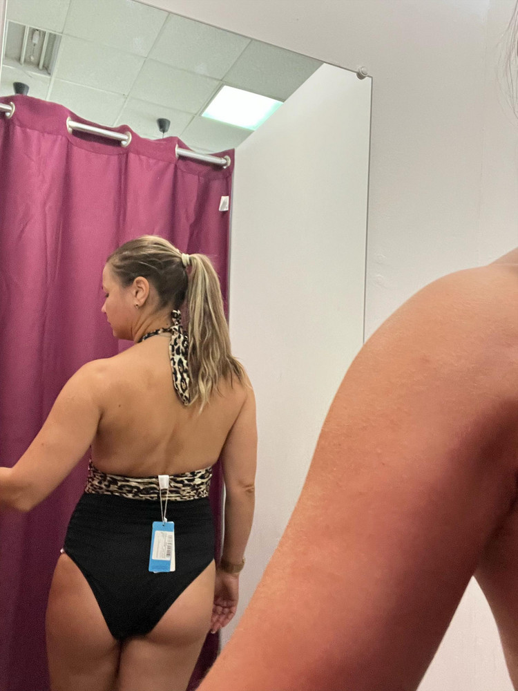 Качество не плохое, двойная ткань. Мне просто не понравился. Думала утянет талию, но на моей фигуре не очень хорошо. Рост 166, 93/78/94