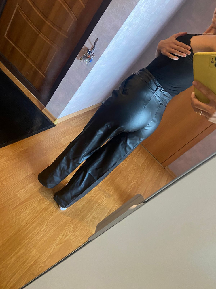 Брюки сели на мою фигуру идеально, хорошо тянутся, удобны в движении, в складки не собираются. Швы аккуратные ровные, нитки не торчат. Отличные брюки! 