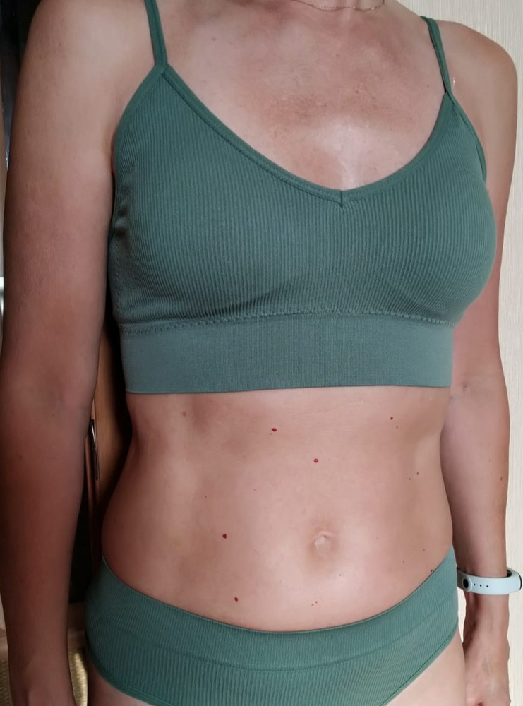 Комплект соответствует описанию и по цвету на фото. Доставка быстрая. Ткань хорошо тянется, не давит , выбирала между другими комплектами у других продавцов, но остановилась на этом. Вставки хорошо увеличивают грудь, у меня например -0 а выглядит прилично:)Очень хороший комплект, всем советую. Буду заказывать во всех цветах.