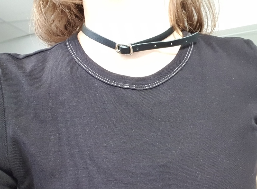 Ширина в 8 мм. Выполнен качественно - кожзам приятный, фурнитура хорошая. На тонкой шее сидит неплотно, зато не душит и не раздражает. Хвостик остаётся большой.