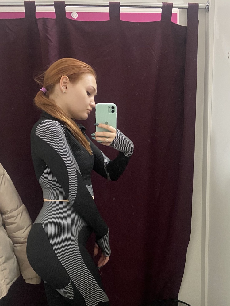 Очень удобный костюм, утягивает, но не перелавливает, не просвечивает. Очень комфортно надевать и снимать, на рост 164 подошёл))