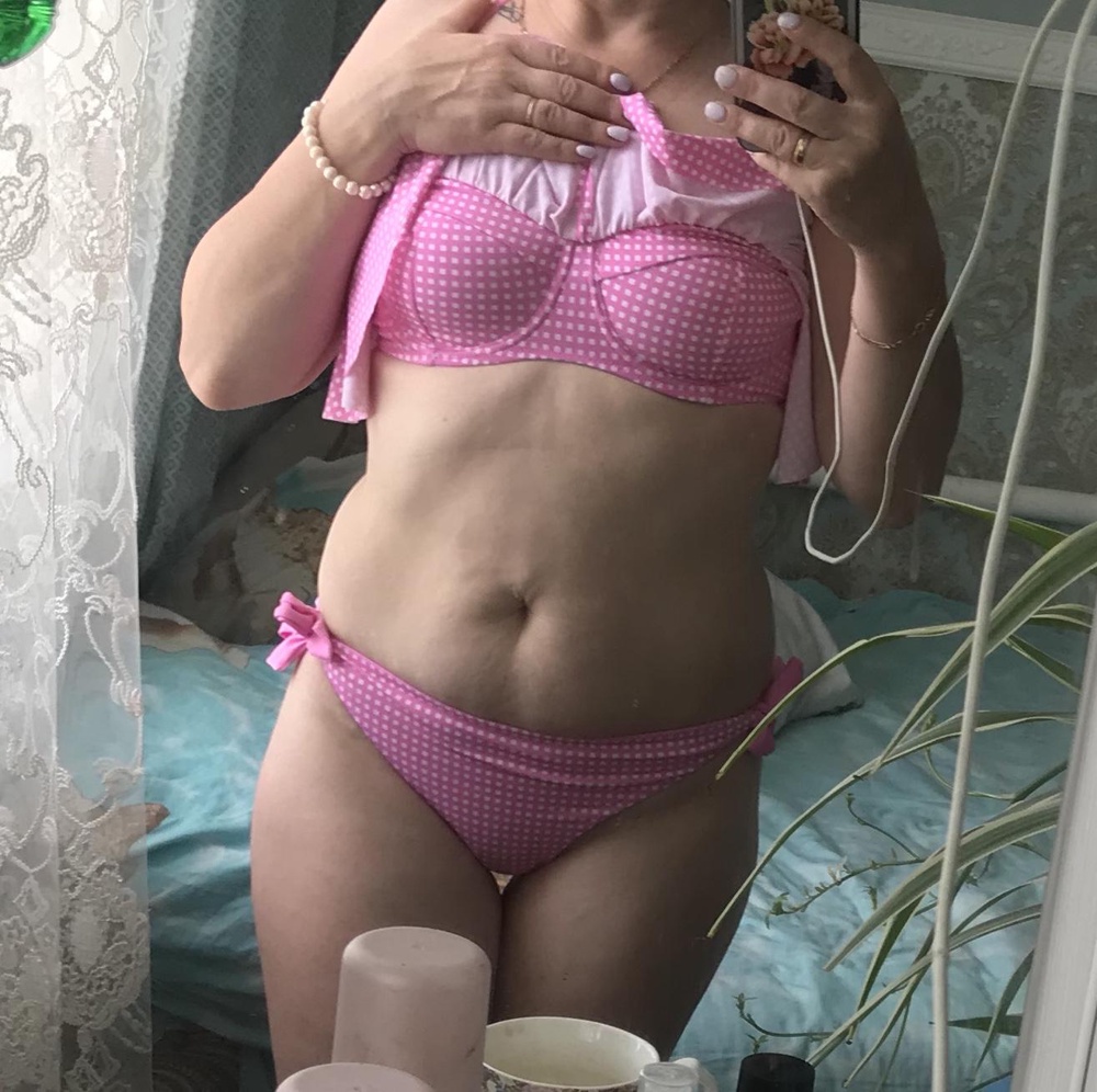 Купальник супер! Мне понравился. Красивый, хорошее качество.   На мой 42 размер , взяла 70 D. Трусики сели хорошо, лиф чуть маловат, но вообщем всё хорошо. Рекомендую.