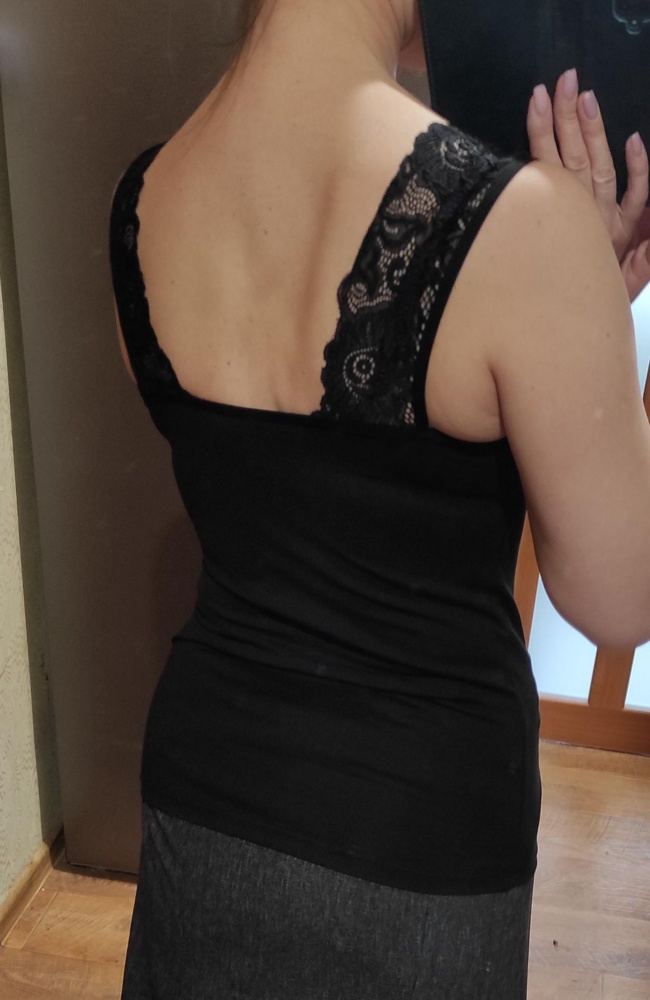 Доставка 9 дней. Что-то WB затянул, хотя отгрузка продавца была быстрая...
На свои размеры 88-70-88, рост 164см заказала размер М. Всё хорошо, но надо было бы еще на размерчик побольше. Лямки спереди всё же близко друг к другу находятся, жирок из подмышек вываливается. Да и майка сидит плотно.
Ширина груди на фото - 37см.
Ткань замечательная, тонко-ниточное полотно, трикотаж тонкий, но связано плотно. Сшито аккуратно, хотя и есть парочка косяков по шитью.
Маечка очень хорошенькая, мама тоже захотела, буду заказывать вторую.