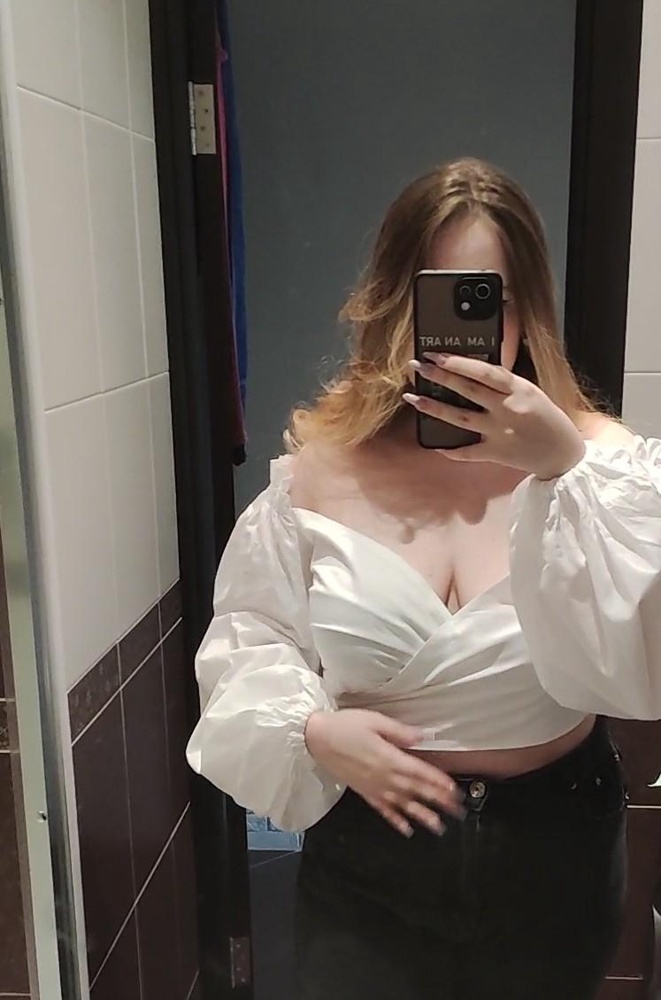 На стройных девушках, конечно, смотрится 🔥💣
Но и на себе очень нравится 😍😍
Гладить рукава сложно, но ради такой красоты грех не постараться будет🥰
Никогда у меня не было ещё таких красивых блуз!