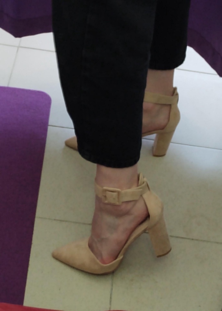 Я просто влюбилась в эти туфли 😍 испытать их получится еще не скоро, но уверена что все будет отлично) на свой 39.5 взяла 40 и не прогадала, сели идеально. Только единственное - они на крупную ножку, а у меня более тонкая, поэтому в пятке видно что не совсем облегает. Но, думаю, после целого дня ходьбы на каблуках мои ноги опухнут, так что буду счастлива что в пятке они сидят не в обтяг))
Сами по себе туфли отличные, прекрасного качества, до меня их никто не носил. В комплекте шёл пыльник и даже целых две ложечки