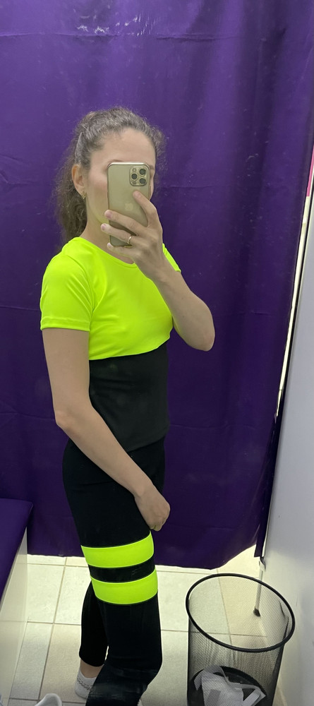 Костюм нормальный, правда, футболка коротковата, привыкла подлиннее чтоб была. Идет в размер, тянется хорошо, не просвечивает.