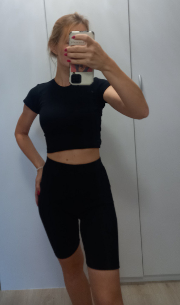 Очень хороший костюм. Пришёл быстро. Качество хорошее.  Было парочку заводских ниток торчащих, но они легко убираются.
Мои параметры:
160 см
90/60/90
Под грудью 75
Брала размер "М".
Цвет "черный", но программа почему-то пишет "коричневый".